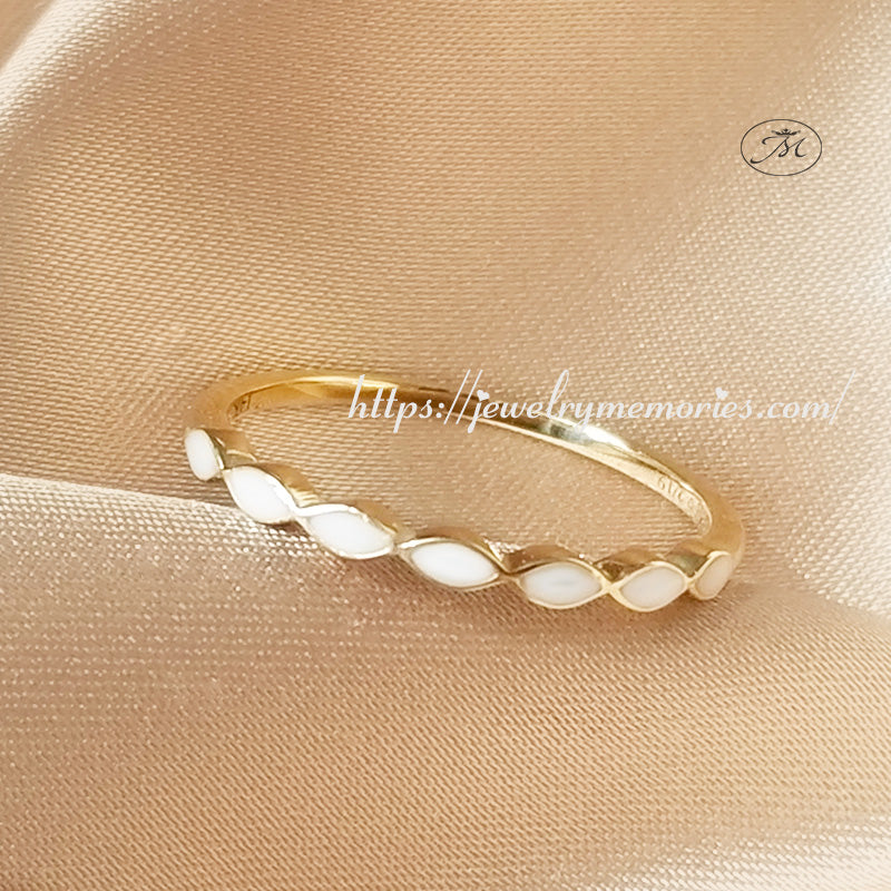 Gold Scallop Stacking Breastmilk Ring